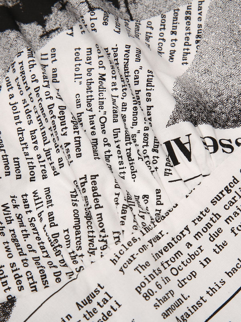 Abito a mantella da pipistrello stampa giornale bianco anni '50