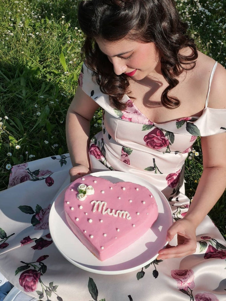 Abito rosa con spalline floreali anni '50