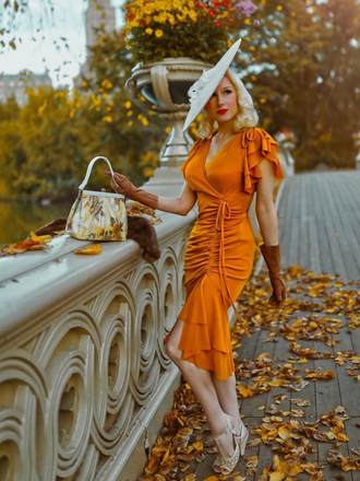 Abito a coda di pesce con lacci e volant giallo anni '60